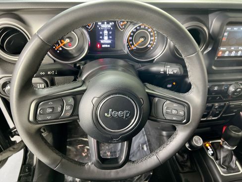 Used 2023 Jeep Gladiator Sport AWD/4WD image 11