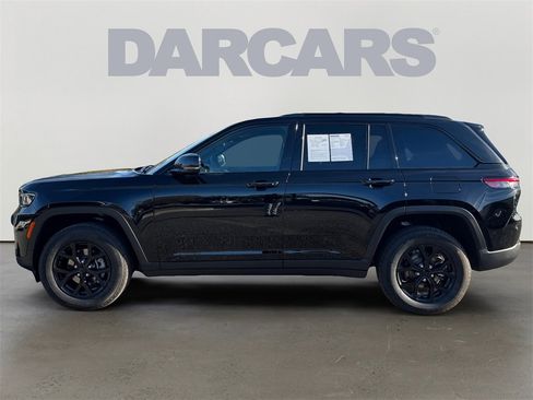 Used 2025 Jeep Grand Cherokee Altitude image 4