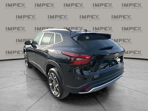 Used 2025 Chevrolet Trax LT w/ LT Convenience Package image 3