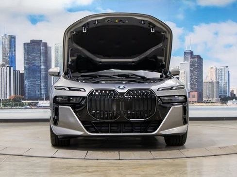 Used 2025 BMW 750e xDrive image 4