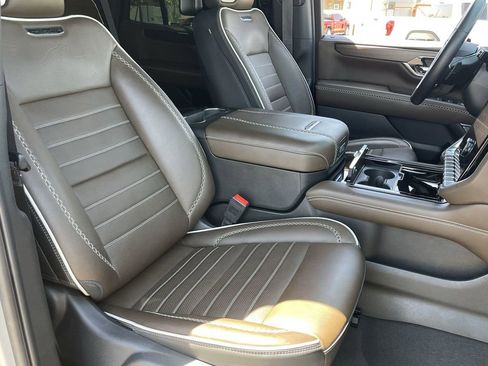 Used 2025 GMC Yukon Denali Ultimate AWD/4WD image 29