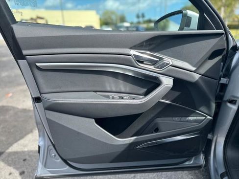 Used 2023 Audi e-tron Premium Plus w/ Premium Plus Package image 14