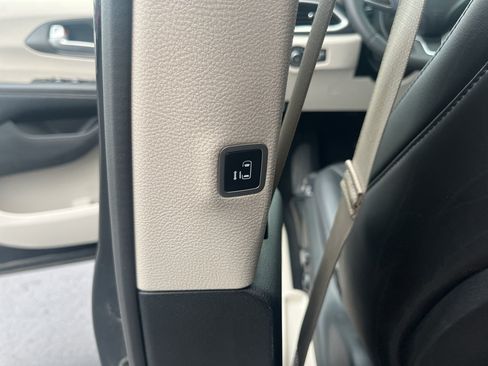 Used 2024 Chrysler Pacifica Touring-L FWD image 34