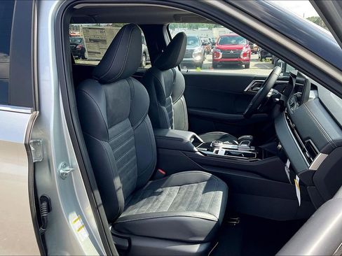 New 2025 Mitsubishi Outlander SE image 8