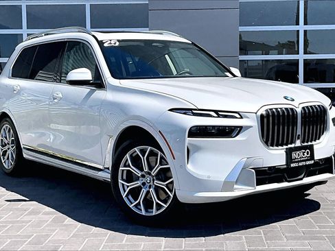 Used 2025 BMW X7 xDrive40i AWD/4WD image 3