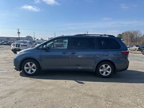Used 2017 Toyota Sienna LE image 2