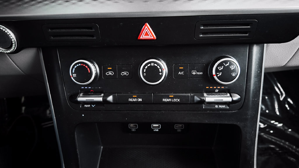 Used 2022 Kia Carnival LX FWD image 26