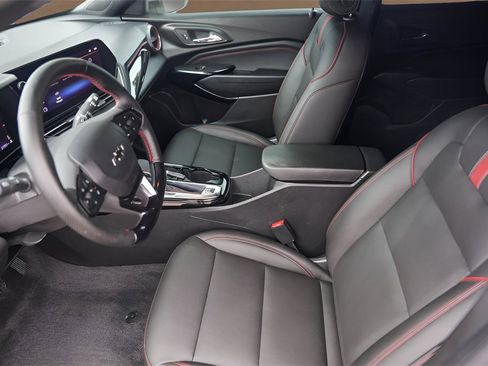 Used 2025 Chevrolet Trax RS w/ Sunroof Package image 9