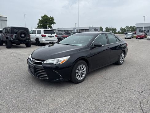 Used 2017 Toyota Camry LE FWD image 2