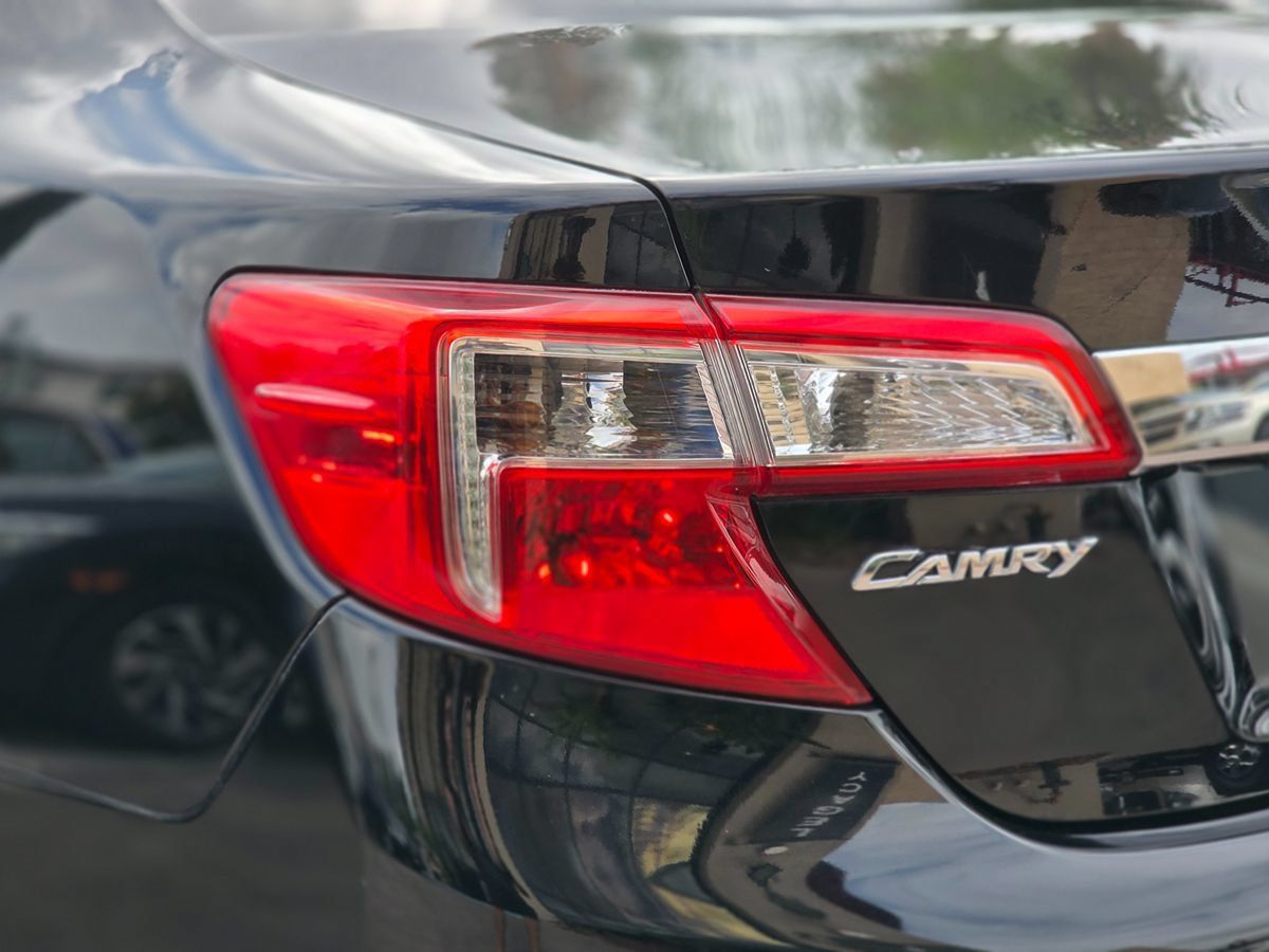 Used 2012 Toyota Camry XLE w/ Leather Pkg FWD image 10