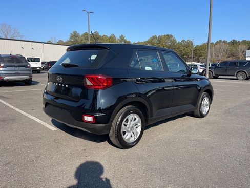 Certified 2025 Hyundai Venue SE image 5