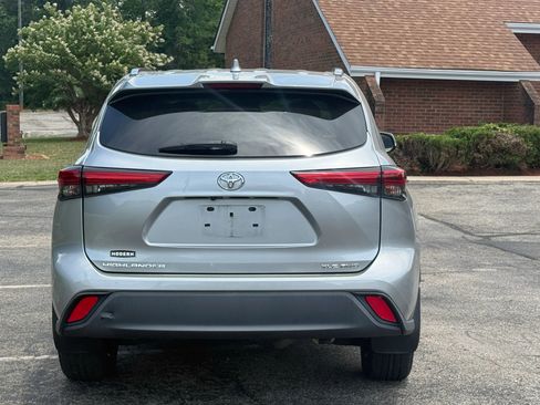 Used 2021 Toyota Highlander XLE AWD/4WD image 4