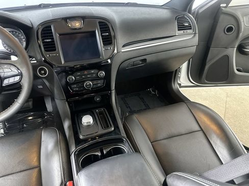 Used 2022 Chrysler 300 S w/ Comfort Group RWD image 19