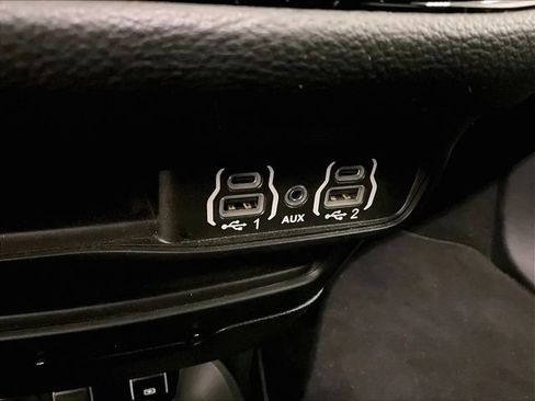 Used 2021 Chrysler Pacifica Touring FWD image 32