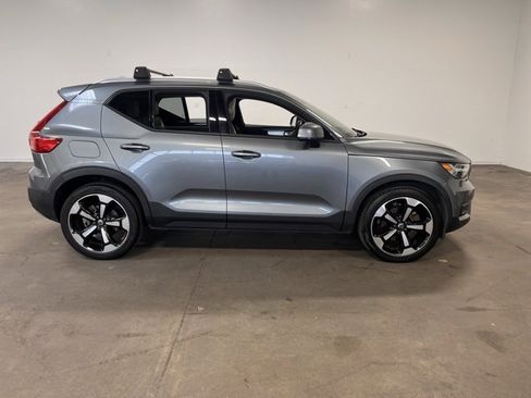 Used 2019 Volvo XC40 T5 Momentum image 2
