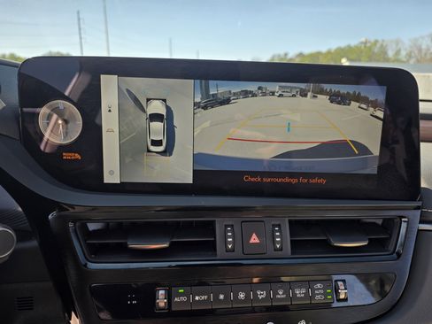 Used 2024 Lexus ES 300h w/ Luxury Package image 21