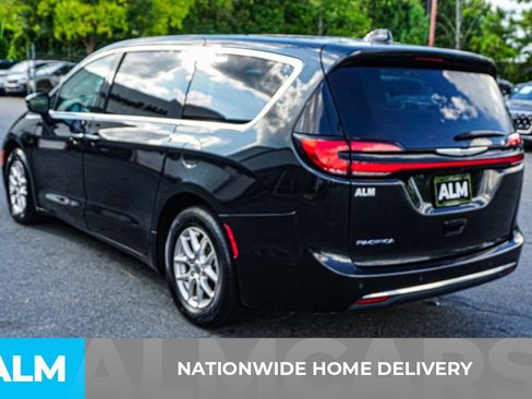 Used 2023 Chrysler Pacifica Touring-L FWD image 4