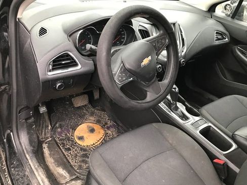 Used 2017 Chevrolet Cruze LT w/ Convenience Package image 3