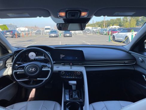 Used 2025 Hyundai Elantra Limited image 36