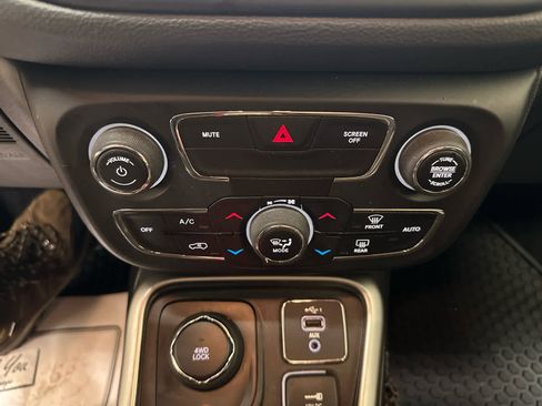 Used 2019 Jeep Compass Latitude w/ Cold Weather Group image 17