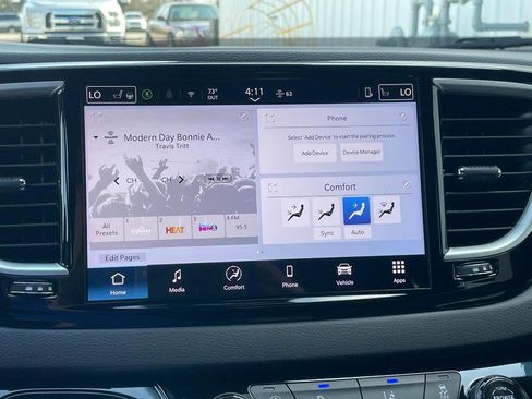 Used 2025 Chrysler Pacifica Select image 34