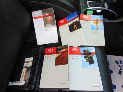 Used 2016 Toyota Highlander Limited w/ Driver Technology Package FWD image 28
