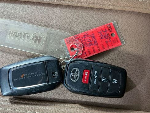 Used 2024 Toyota Grand Highlander AWD image 31