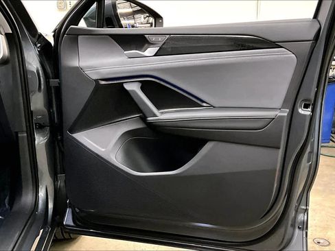 Used 2025 Volkswagen Tiguan SE image 25