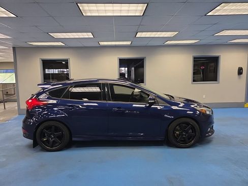Used 2017 Ford Focus ST FWD image 2