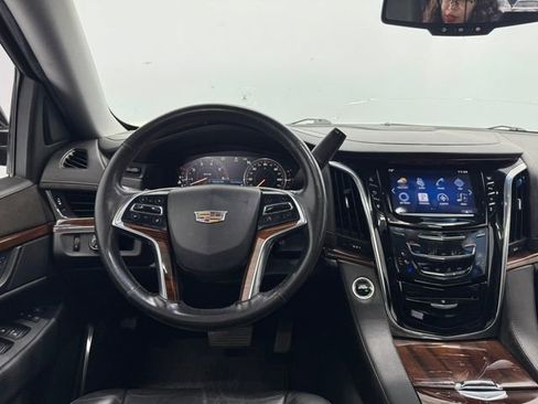 Used 2015 Cadillac Escalade Luxury RWD image 3