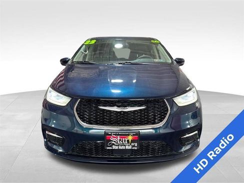 Used 2023 Chrysler Pacifica Touring-L w/ Uconnect Theater Family Group FWD image 2