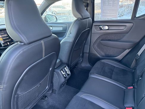 Used 2022 Volvo XC40 T5 R-Design w/ Climate Package image 32
