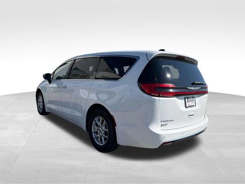 Used 2023 Chrysler Pacifica Touring-L FWD image 7