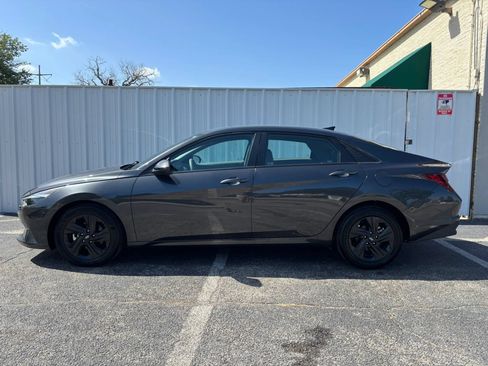 Used 2022 Hyundai Elantra SEL FWD image 2