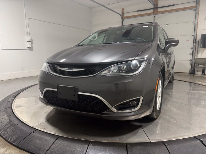 Used 2018 Chrysler Pacifica Touring-L FWD image 3