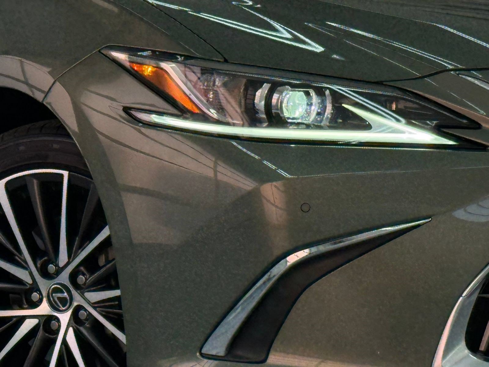 Used 2025 Lexus ES 300h w/ Premium Package FWD image 10