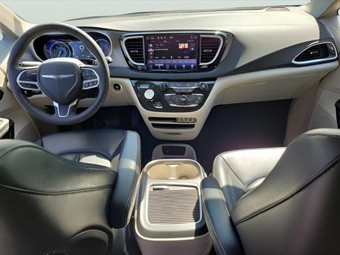 Used 2023 Chrysler Pacifica Touring-L FWD image 14