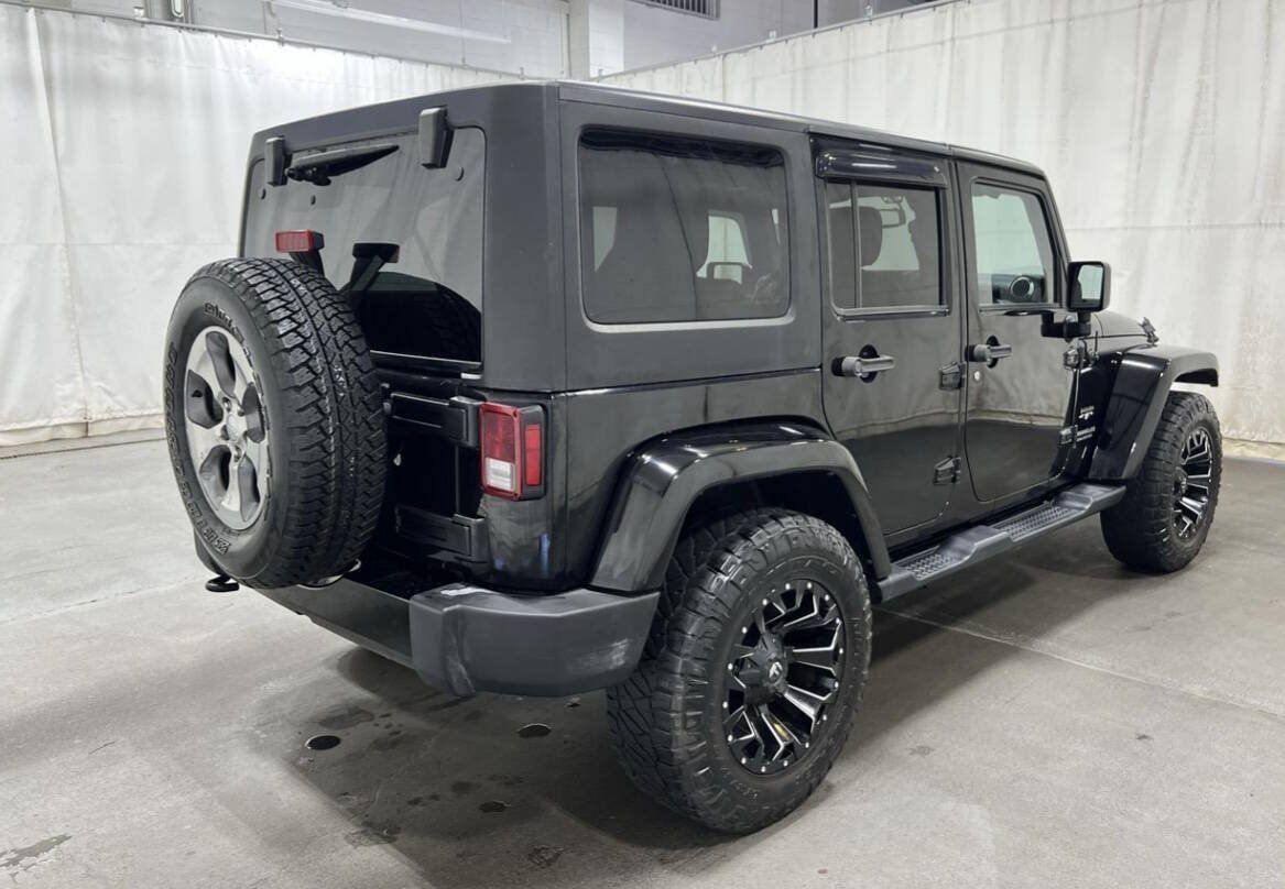 Used 2016 Jeep Wrangler Unlimited Sahara w/ Dual Top Group AWD/4WD image 3
