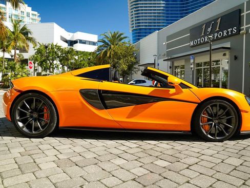 Used 2018 McLaren 570S Spider image 32
