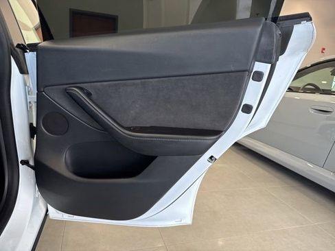 Used 2021 Tesla Model Y Long Range image 44