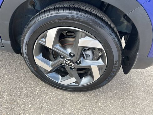 Used 2023 Hyundai Venue Limited FWD image 6