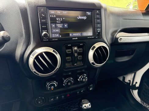 Used 2016 Jeep Wrangler Unlimited Sahara w/ Connectivity Group AWD/4WD image 17
