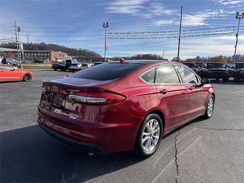 Used 2019 Ford Fusion SE image 4