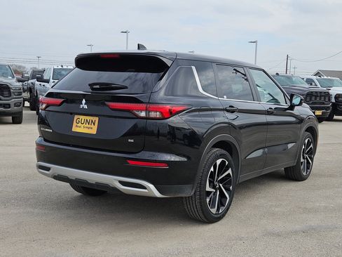 Used 2024 Mitsubishi Outlander SE image 3