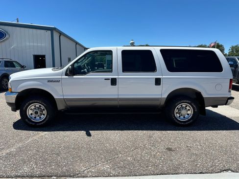 Used 2004 Ford Excursion XLT AWD/4WD image 3
