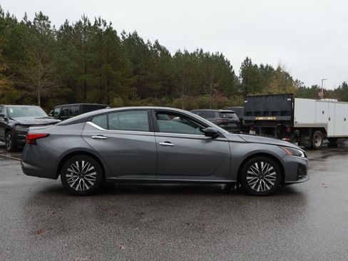 Used 2024 Nissan Altima 2.5 SV image 4