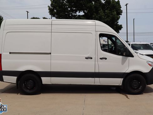 Used 2025 Mercedes-Benz Sprinter 2500 image 2