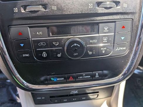 Used 2013 Chrysler Town & Country Touring-L w/ Driver Convenience Group FWD image 20