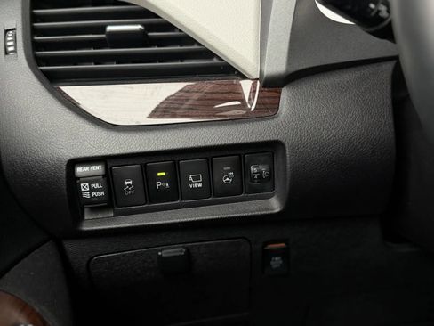 Used 2020 Toyota Sienna Limited image 28