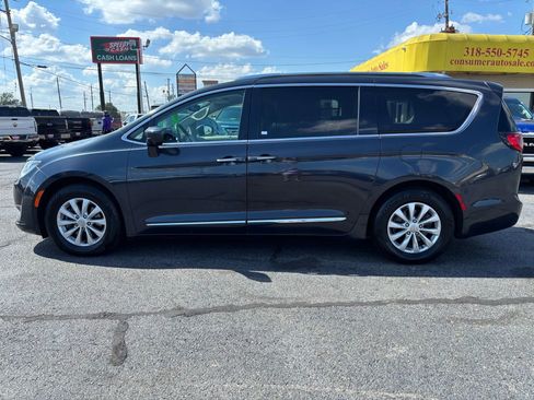 Used 2019 Chrysler Pacifica Touring-L w/ Advanced Safetytec Group image 2